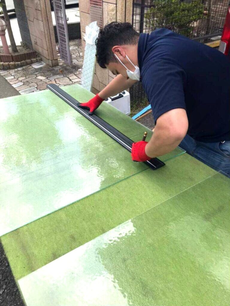 交換用の窓ガラスを現地加工するMADOSUKEガラス店