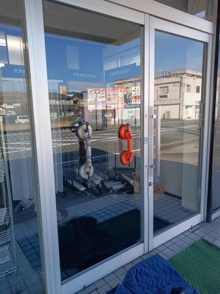 山口市で透明ガラス交換に対応する施工写真