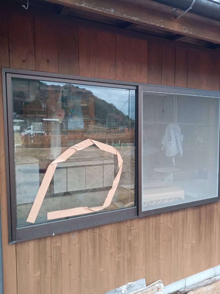 山口市 引違い窓ガラスの養生作業