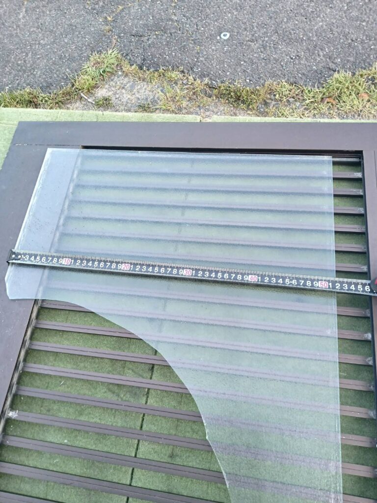 山口市徳地の玄関引戸ガラス 採寸作業
