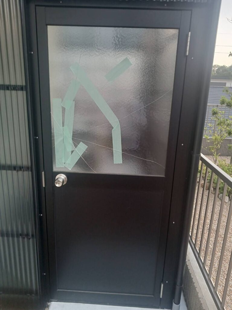 山口市で型板ガラスを交換した目隠しガラスの施工写真