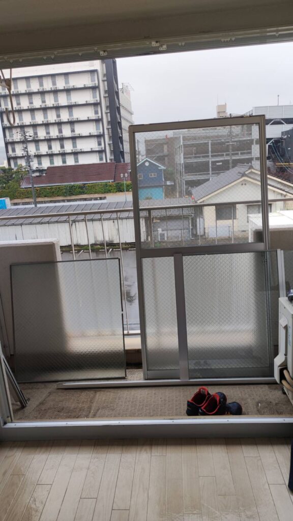 マンションベランダでサッシ分解作業