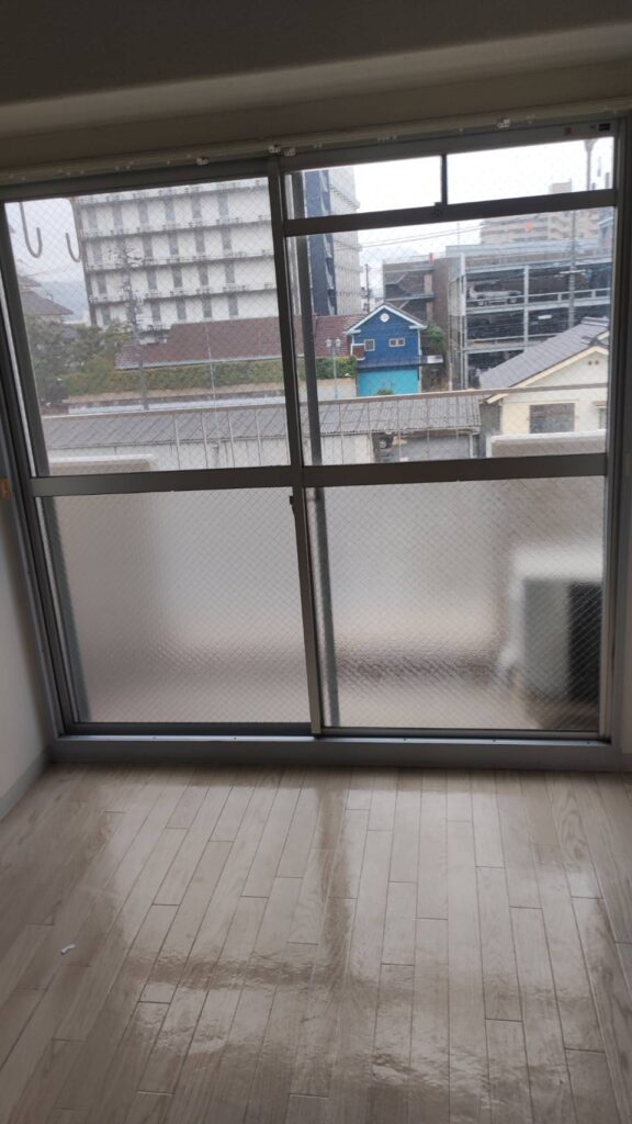 山口市湯田温泉のマンションで熱割れした網入りガラス交換後の掃き出し窓
