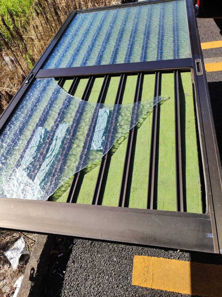 山口市小郡の玄関引戸 ガラス交換分解作業