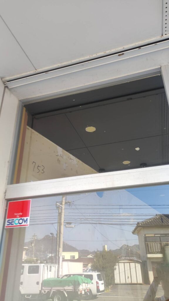 山口市の店舗フロントFIX窓に透明ガラスを吸盤で嵌め込んだ施工後の様子