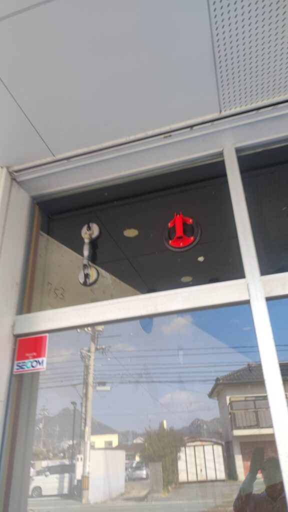 山口市の店舗FIX窓に入れる透明ガラスを現場で採寸してカットする準備