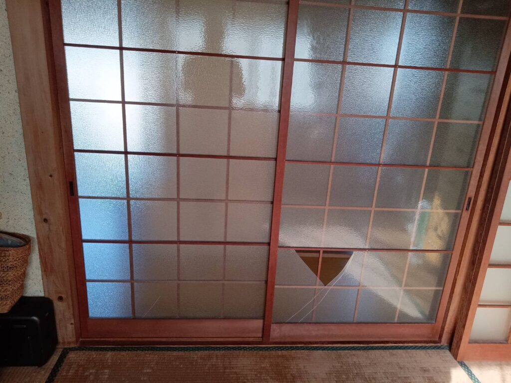 山口市で梨地ガラス割れを確認するMADOSUKEガラス店
