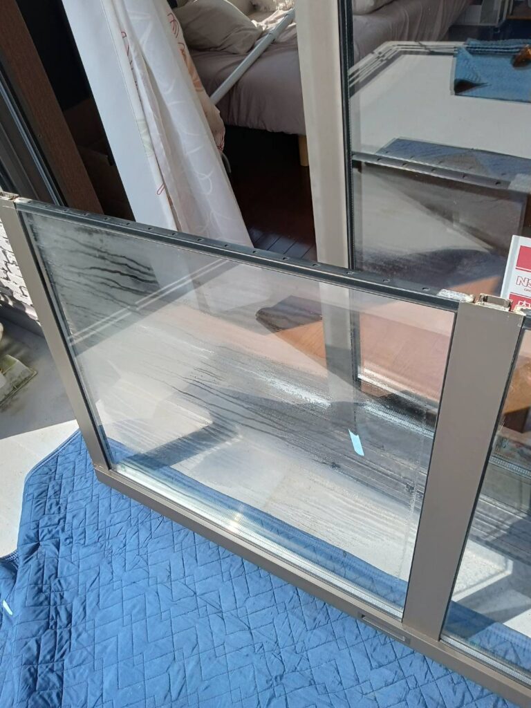 山口市でペアガラス交換のためサッシ窓を分解するMADOSUKEガラス店