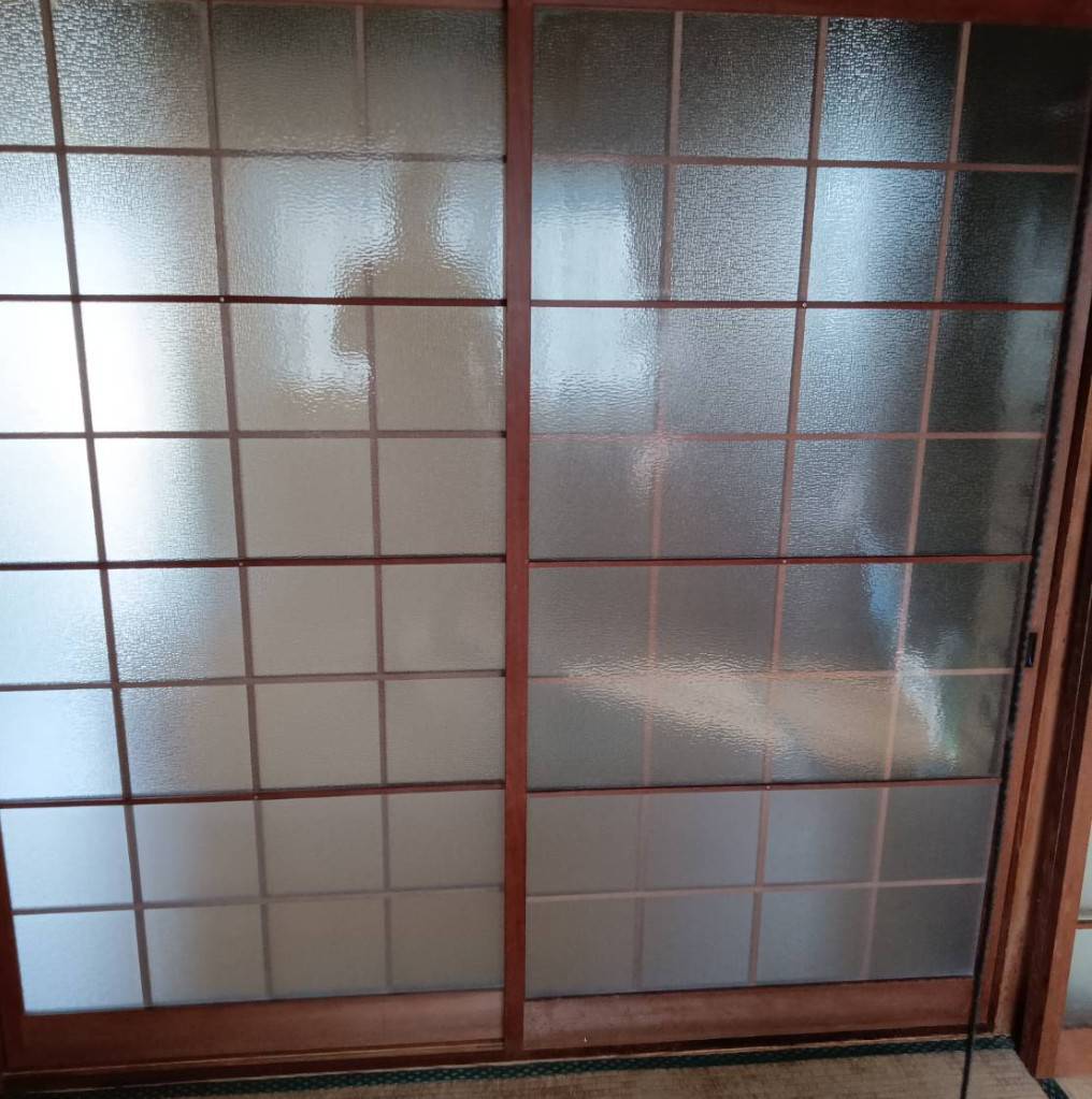 山口市で梨地アクリル板へ交換した施工後の状態