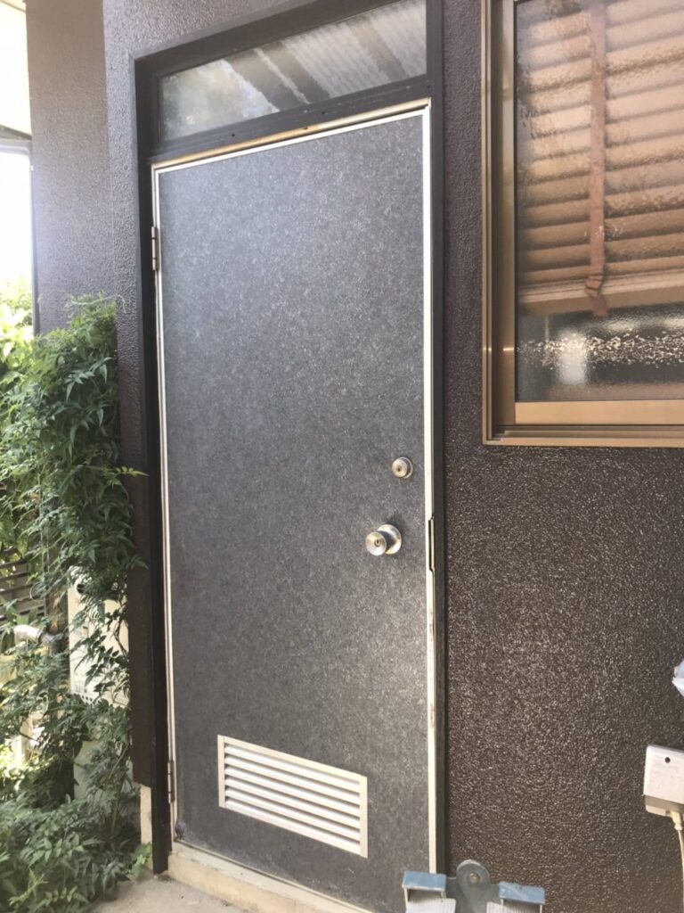 ガラリ付きの古い勝手口ドア