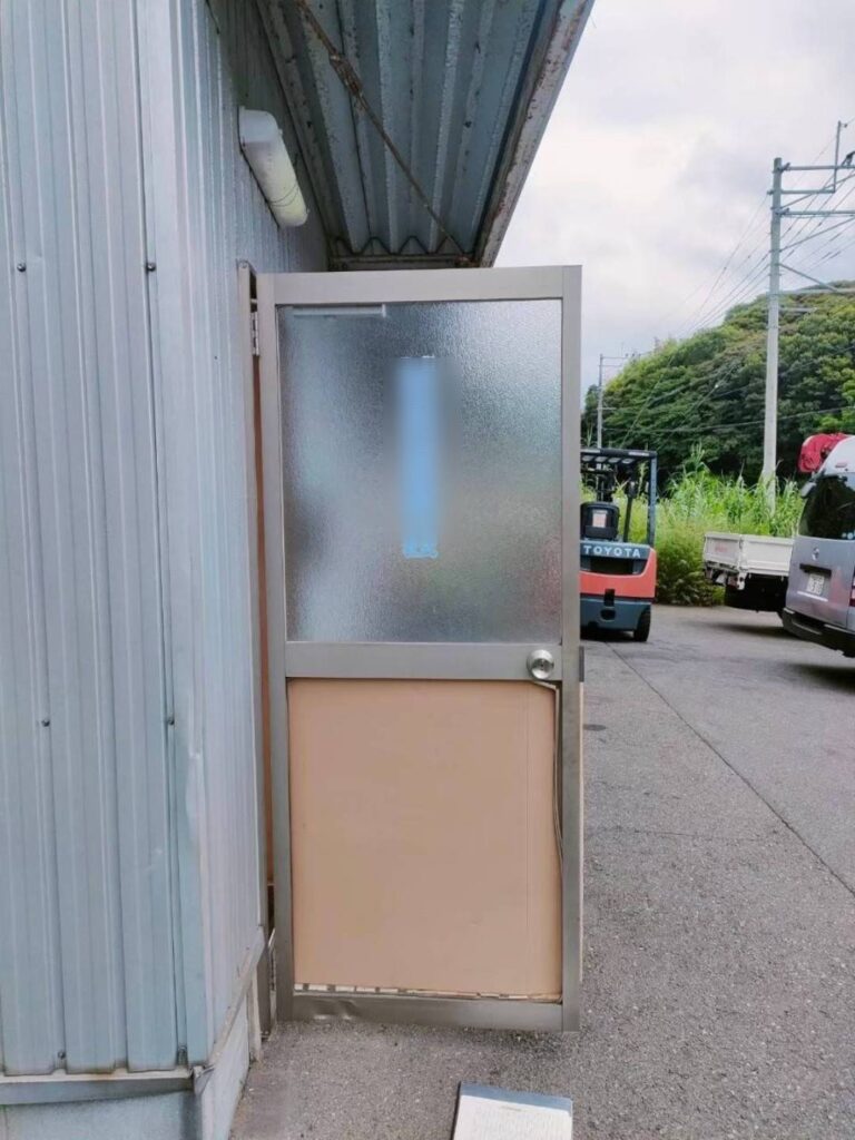 ガラス面の多い勝手口ドア
