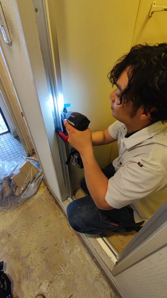 浴室ドアの新しい枠を取り付けている様子